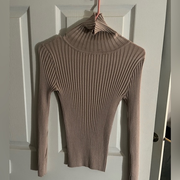 Small Kendall and Kylie turtleneck - Picture 1 of 2